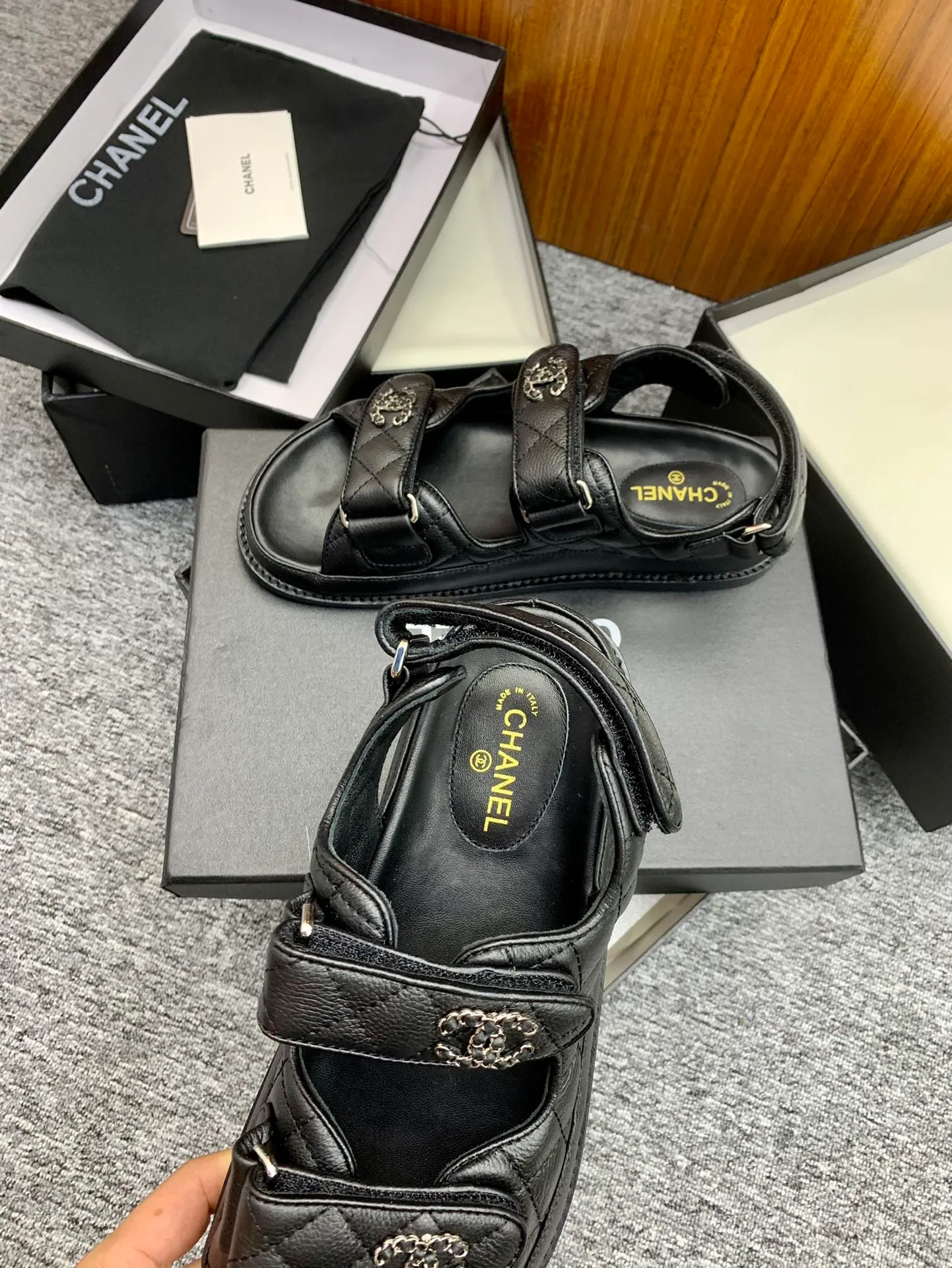 👟👟Ex-factory price 480👟👟 👑Crown👑Top purchasing version✈️ CHANEL Xiaoxiang 2022 spring and summer latest season double C Velcro casual sandals! Summer beach sandals 🏖️! A sandal that is super comfortable on your feet! A must-have classic! ✊Adhere to the original 1:1 mold customization! Feel free to compare! Give you a genuine foot feel! The first choice for high-end customers to purchase ❤️ [Material] 👑 Fabric: Original customized pebbled cowhide/satin buckle 👑 Lining: Original imported water-dyed sheepskin 👑 Outsole: Original open-molded genuine leather outsole [Number of yards] 35-41 (⚠️34/41 needs to be customized, non-refundable and non-exchangeable) [Packaging] 🎁Configured with original packaging